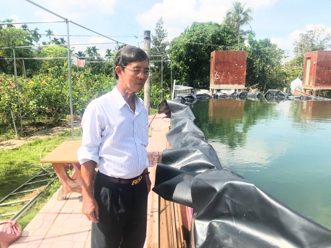 Để ứng phó với đợt xâm nhập mặn sắp đến, ông Nguyễn Công Thành đã chi 200 triệu đồng nâng cấp hồ bơi thành bể chứa nước ngọt. Ảnh: Minh Đảm.