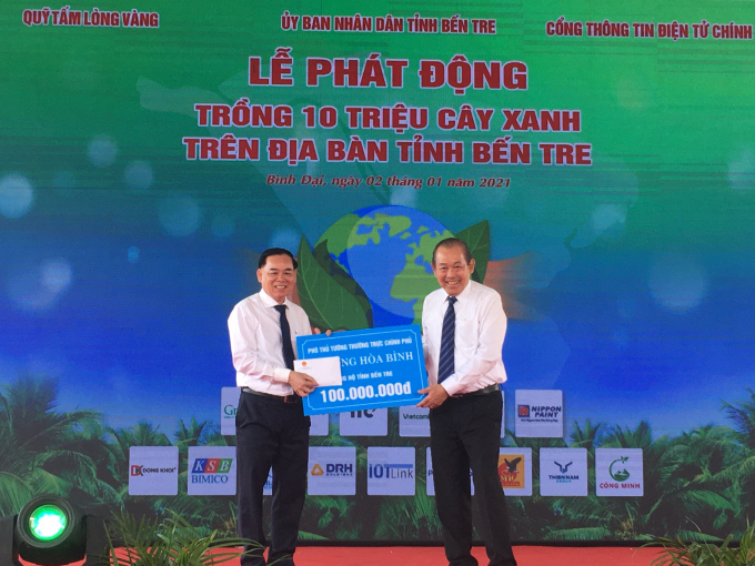 Phó Thủ tướng Thường trực Trương Hòa Bình đã ủng hộ cho tỉnh Bến Tre 100 triệu đồng, nhiều tập thể và cá nhân tài trợ 23,8 tỷ đồng cho để tỉnh Bến Tre thực hiện Đề án trồng cây xanh 10 triệu cây xanh. Ảnh: HT.
