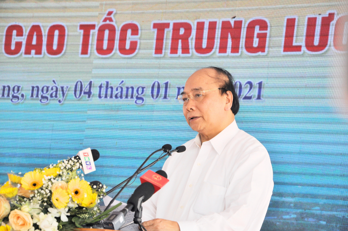 Thủ tướng nhấn mạnh thời gian tới Ban quản lý dự án, chủ đầu tư cần tiếp tục nỗ lực thực hiện để năm 2021 khánh thành dự án cao tốc mẫu mực này. Ảnh: NS.