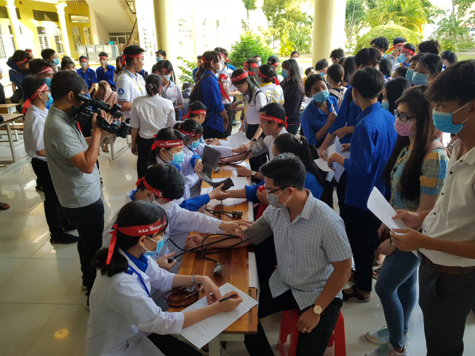 Hàng trăm sinh viên tưng bừng tham gia Ngày Chủ nhật đỏ diễn ra tại trường Đại học Trà Vinh sáng nay 17/1. Ảnh: Nhật Huy.