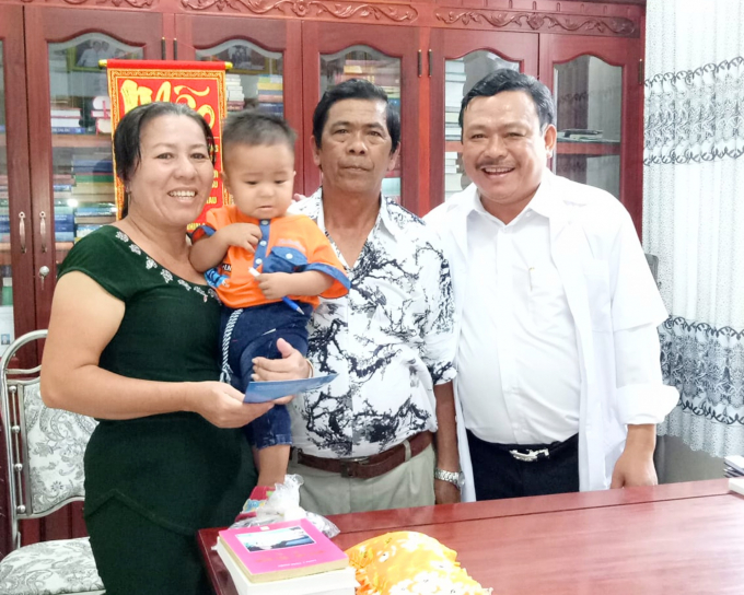 Vợ chồng anh Lê Văn Đình (58 tuổi) và chị Lâm Thị Tú Toàn (46 tuổi, ngụ TP Sóc Trăng) vô sinh 14 năm có con sau điều trị tại Phòng khám của Lương y Nguyễn Phú Lâm.