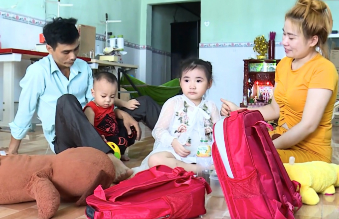 Gia đình chị Pham Thị Hạnh có hai bé sau khi điều trị tại phòng khám của bác sỹ Lâm. Ảnh: TL.