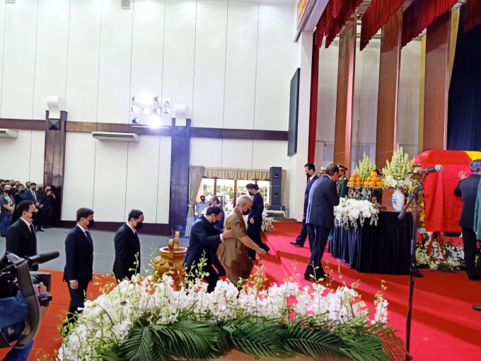 Dòng người thương tiếc tiễn đưa nguyên Phó Thủ tướng Trương Vĩnh Trọng trước khi di quan an táng. Ảnh: NT.