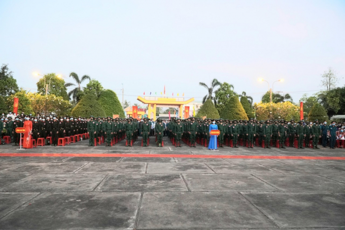 Hội đồng nghĩa vụ quân sự tỉnh Vĩnh Long tổ chức điểm lễ tiễn giao, nhận 192 tân binh của huyện Vũng Liêm lên đường nhập ngũ sáng nay 3/3. Ảnh: BD.