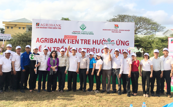 Agribank Bến Tre cùng lãnh đạo chính quyền địa phương phát động chương trình trồng cây xanh. Ảnh: Minh Đảm.