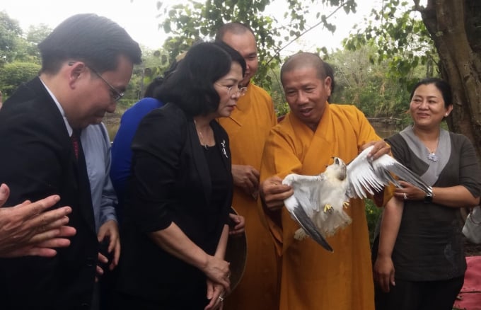 Phó Chủ tịch nước cùng với lãnh đạo tỉnh Tiền Giang và chư tăng Thiền viện Trúc Lâm Chánh Giác thực hiện nghi thức trồng cây xanh và thả chim về với môi trường tự nhiên. Ảnh: Minh Đảm.