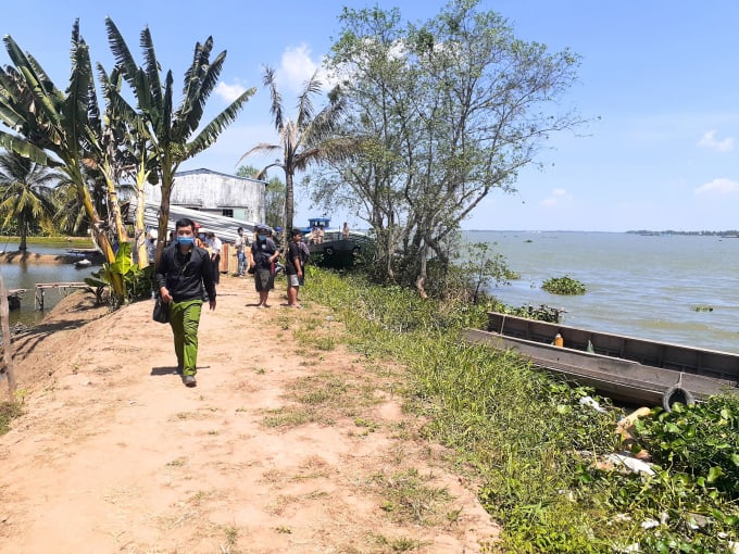 Cơ quan công an tỉnh Tiền Giang đang điều tra vụ 3 người đi mua rơm té sông tử vong. Ảnh: Minh Đảm.