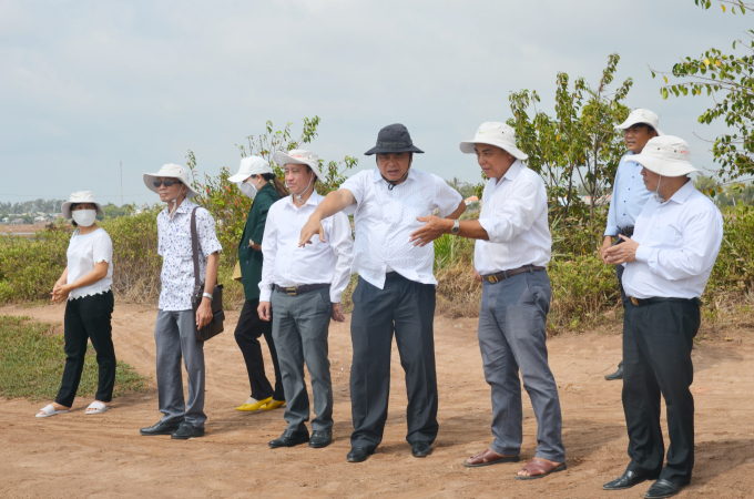 Thứ trưởng Trần Thanh Nam khảo sát nghề làm muối ở xã Bảo Thạnh, huyện Ba Tri, tỉnh Bến Tre. Ảnh: Minh Đảm.