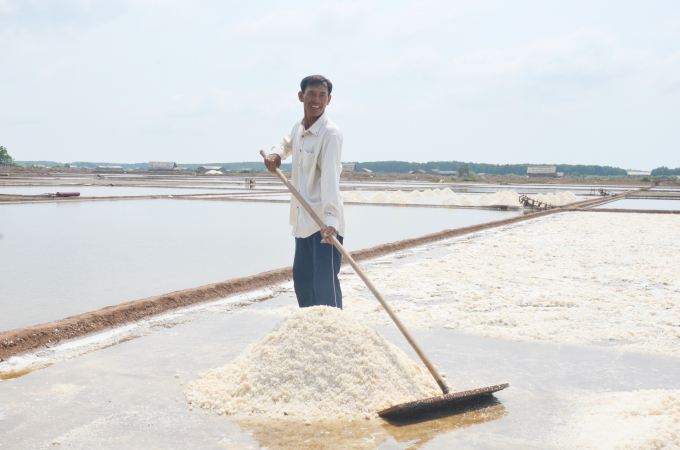 Those who currently work on salt have very low incomes. Photo: VAN.