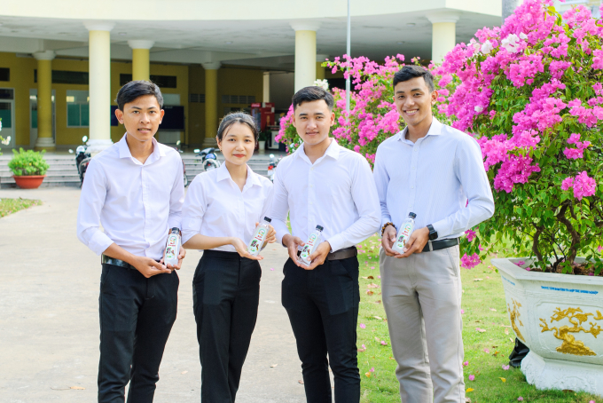 Nhóm sinh viên Đại học Trà Vinh tham gia dự án. Ảnh: TVU.