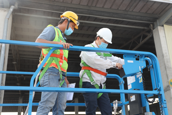Công nhân viên tham gia khóa đào tạo xe nâng tại Công ty TNHH giấy Lee & Man Việt Nam. Ảnh: KA.