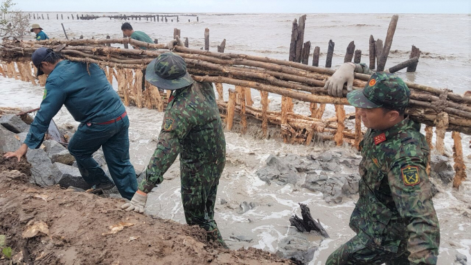 Lực lượng chức năng tỉnh Kiên Giang khôi phục lại đoạn đê biển bị sóng đánh vỡ trong mùa mưa bão năm 2020. Ảnh: Trung Chánh.