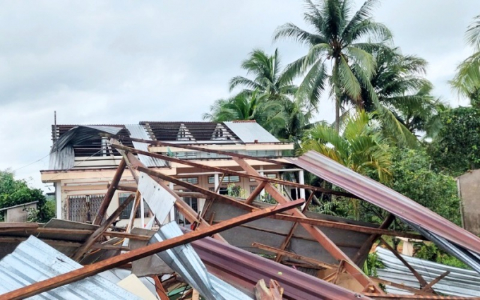 Lốc xoáy làm sập 24 căn nhà ở Vĩnh Long vào sáng 25/5. Ảnh: TL.