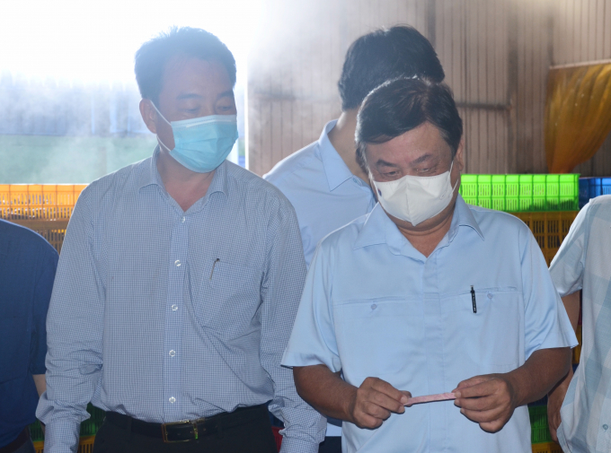 Bộ trưởng Lê Minh Hoan khảo sát chế biến khoai lang tại Công ty Đông Phát Food. Ảnh: Minh Đảm.