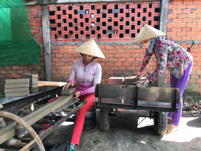 Sản xuất gạch thẻ ở làng nghề gạch gốm xã Mỹ Phước. Ảnh: Minh Đảm.
