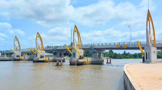 Cống Vũng Liêm giúp kiểm soát mặn ngọt cho 80% diện tích đất nông nghiệp của huyện Vũng Liêm (Vĩnh Long). Ảnh: Hữu Đức.