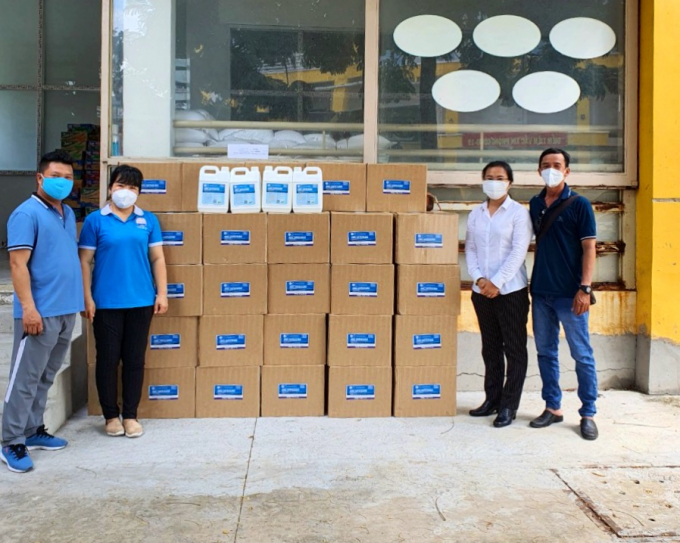 Tập đoàn An Nông tặng gel rửa tay sát khuẩn cho UBND phường Tân Tạo. Ảnh: MĐ.