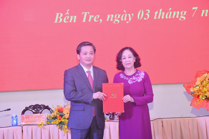 Bà Trương Thị Mai - Trưởng ban Tổ chức Trung ương trao quyết định của Bộ Chính trị bổ nhiệm ông Lê Đức Thọ giữ chức Bí thư Tỉnh uỷ Bến Tre. Ảnh: HT.
