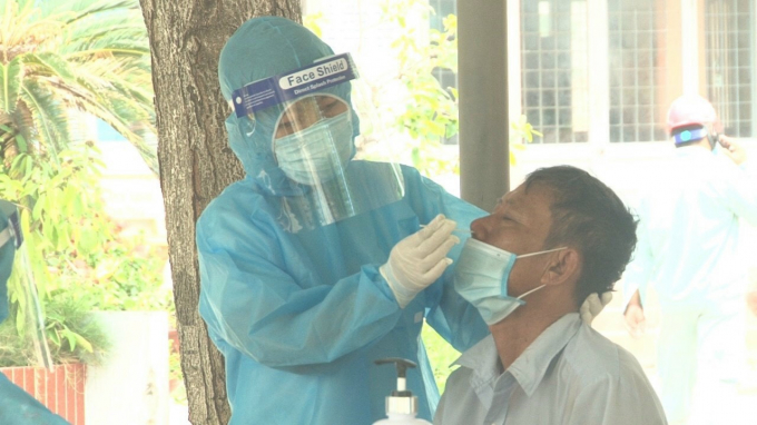 Test nhanh cho người dân đến tiêm ngừa vacxin đã phát hiện ít nhất 6 F0 của SARS-CoV-2 ngoài cộng đồng tại huyện Bình Tân. Ảnh: MĐ.