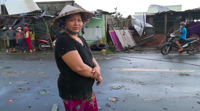 Nhiều căn nhà của người dân ở huyện Bình Đại bị tốc mái và sập. Ảnh: TL.