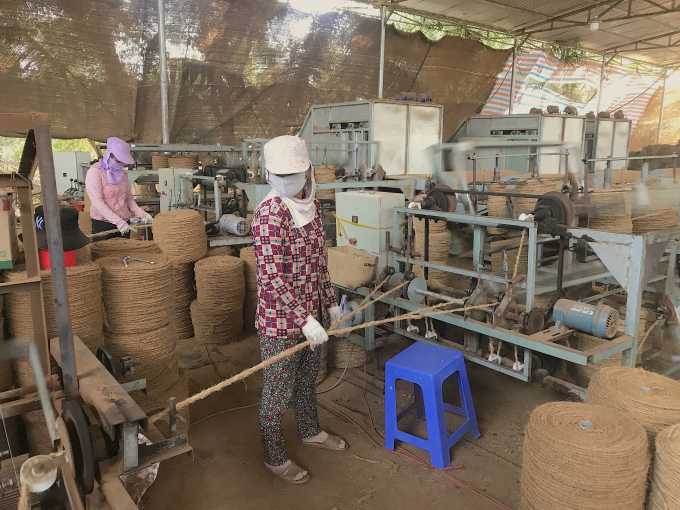 Chế biến chỉ xơ dừa, một trong những ngành tiểu thủ công nghiệp cho sản phẩm xuất khẩu quan trọng của tỉnh Bến Tre. Ảnh: Minh Đảm.