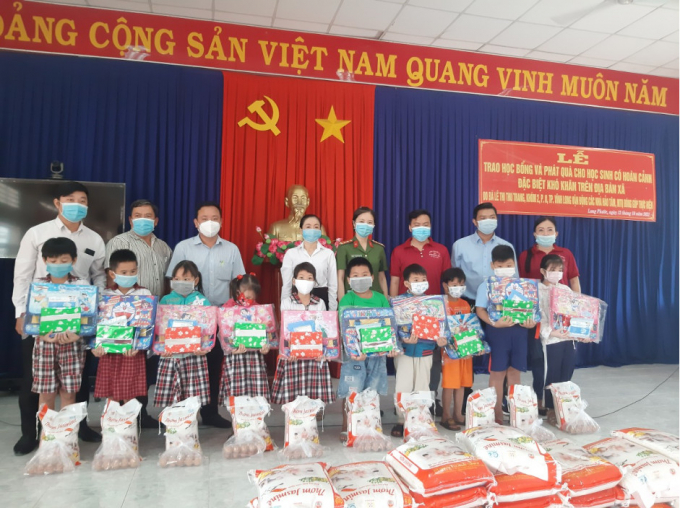 Phòng Kỹ thuật hình sự - Công an tỉnh Vĩnh Long tặng quà cho học sinh xã Long Phước trước thềm năm học mới. Ảnh: Chí Công.