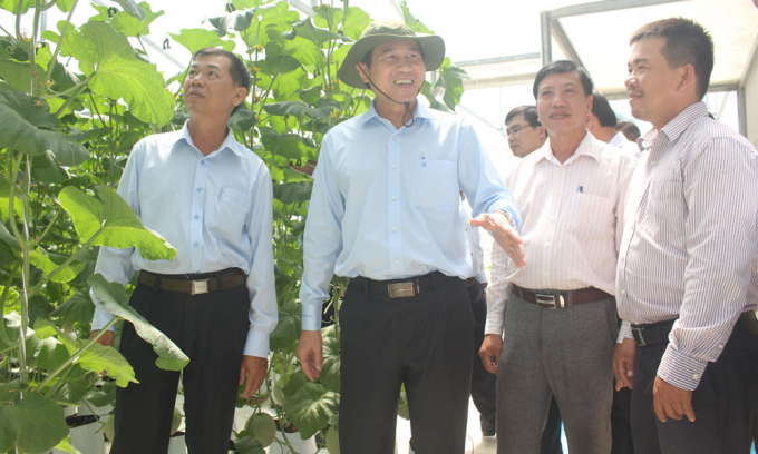Ông Lê Văn Hưởng (thứ 2 từ trái sang), nguyên Chủ tịch UBND tỉnh Tiền Giang thăm HTX Mỹ Phong vào năm 2020. Ảnh: Hữu Đức.