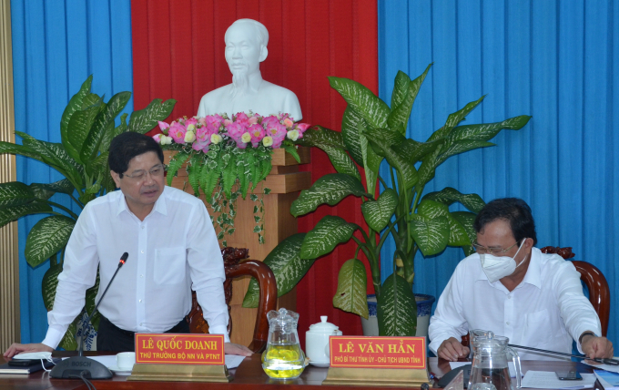 Thứ trưởng Bộ NN-PTNT Lê Quốc Doanh phát biểu chia sẻ quan điểm điều hành sản xuất nông nghiệp của Bộ NN-PTNT với UBND tỉnh Trà Vinh. Ảnh: Hữu Đức.