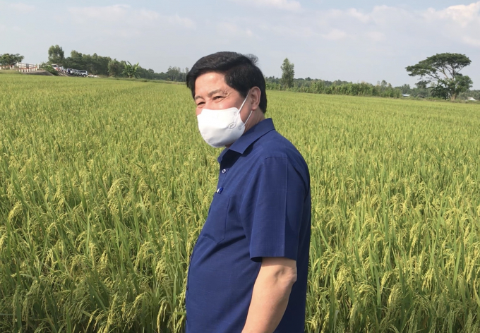 Le Quoc Doanh, Deputy Minister of Agriculture and Rural Development asked Tra Vinh Province as well as other localities in the Mekong Delta region to promote propaganda and application of technical and scientific advances in rice production. Photo: Minh Dam