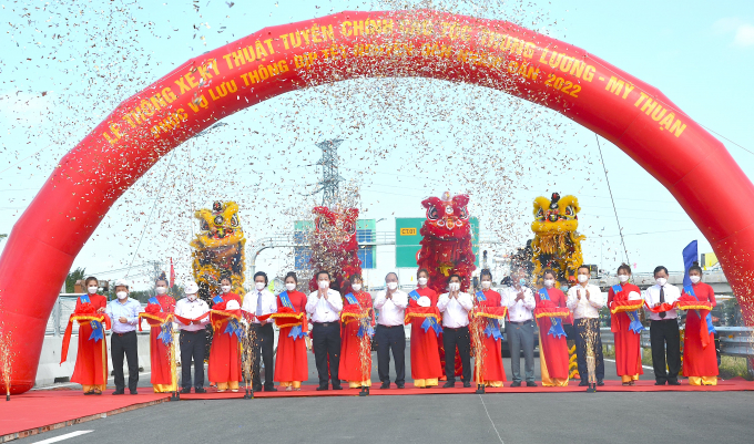 Chủ tịch nước Nguyễn Xuân Phúc và các thành viên trong đoàn công tác tham dự, cắt băng thông xe kỹ thuật cao tốc Trung Lương - Mỹ Thuận. Ảnh: Minh Đảm.