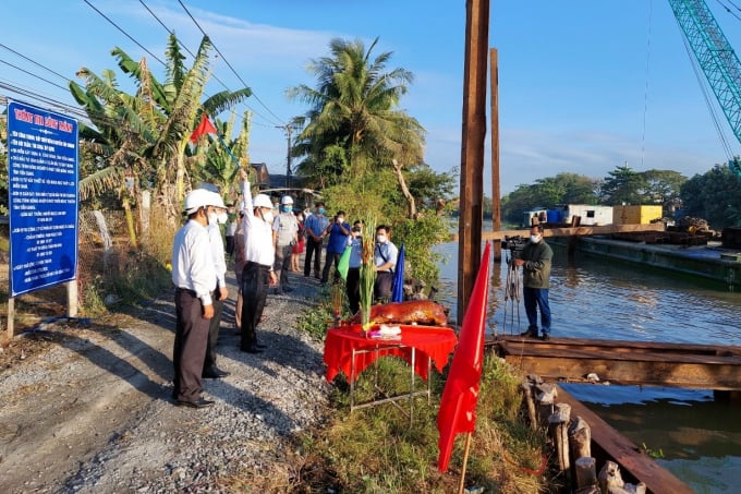 Khởi công đắp đập thép ngăn mặn trên kênh Nguyễn Tấn Thành sáng 7/2. Ảnh: Minh Đảm.