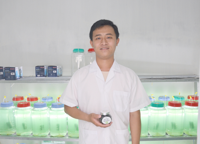 Anh Văn Hữu Tài khởi nghiệp trẻ ở Vĩnh Long với sản phẩm tảo xoắn Mê Kông, được chứng nhận sản phẩm OCOP 3 sao. Ảnh: Minh Đảm.