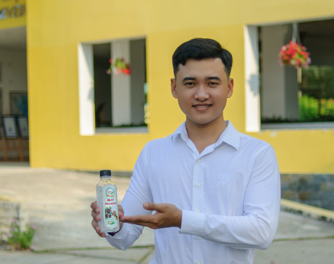 Em Nguyễn Bá Lộc khởi nghiệp từ sản phẩm mật hoa dừa nước. Ảnh: HĐ.