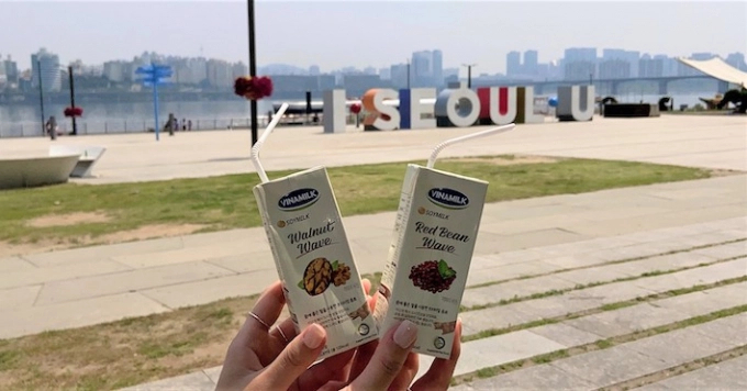 Vinamilk’s nut milk and milk tea have officially started their 'journey' to conquer Korean consumers. Photo: Xuan Huong.