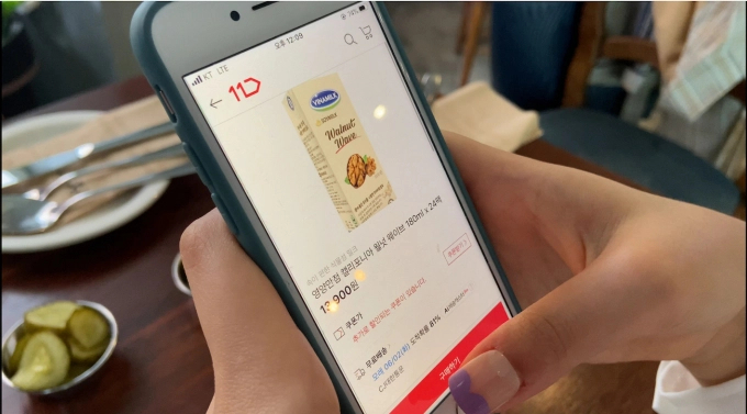 Vinamilk chooses e-commerce as the sales channel in the launching stage to reach young customers in the context of Covid-19’s social distance in Korea. Photo: Xuan Huong.
