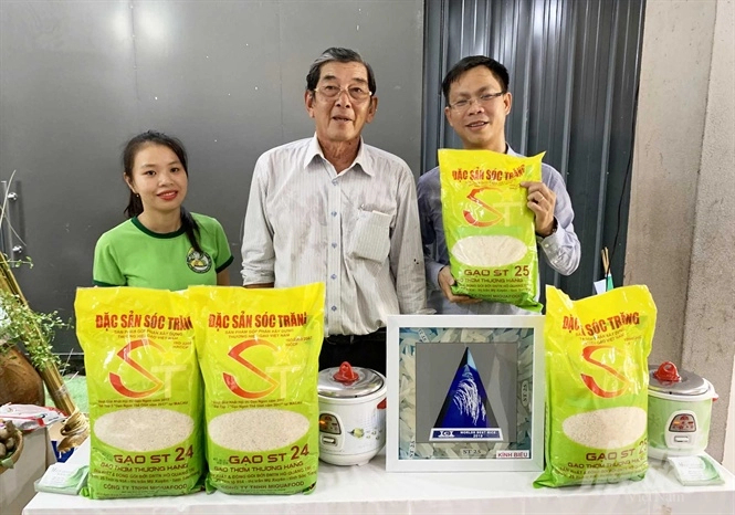 Labor hero Ho Quang Cua introducing ST25 and ST24 rice in HCMC. Photo: Huu Duc.