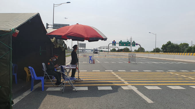 The interdisciplinary Covid-19 quarantine post is located behind the Hanoi - Hai Phong Expressway Toll Station branching down to Street 356, Hai An District. Photo: Dinh Muoi.