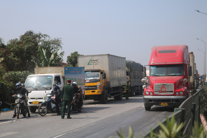 Trucks transporting export goods from Hai Duong will be considered for entry into Hai Phong, if they ensure taking control measures against the Covid-19 pandemic. Photo: DH.