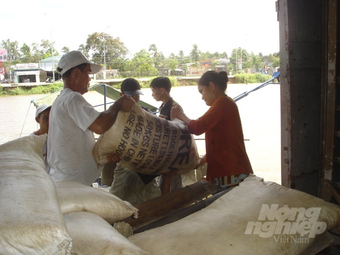 Fertilizer prices increased sharply and have remained high since before Tet. Photo: Thanh Son.