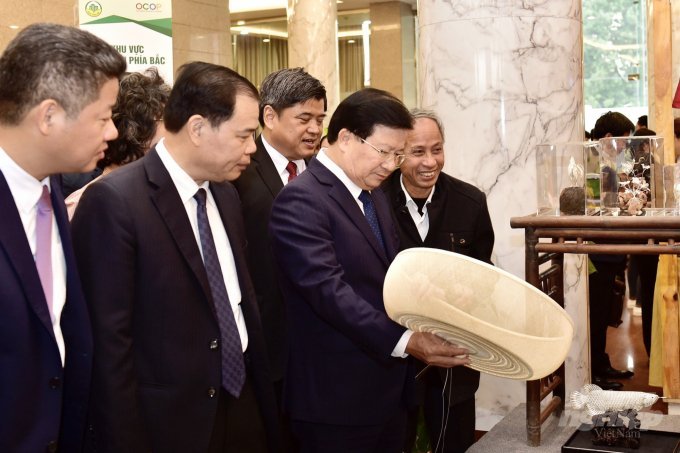 Deputy Prime Minister Trinh Dinh Dung and Minister Nguyen Xuan Cuong, Deputy Tran Thanh Nam and representatives visited the introduction booths of OCOP products. Photo: NB.