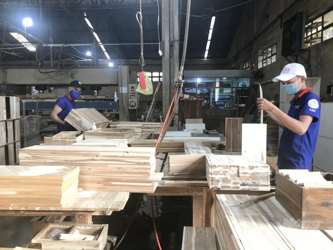 Production of wood products for export in the Thuan An Wood Processing Joint Stock Company. Photo: Thanh Son.