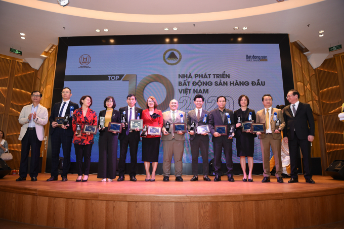 Award delivery ceremony for real estate businesses. Photo: Reatimes.vn.
