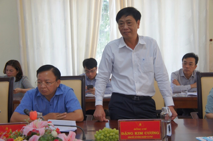 Mr. Dang Kim Cuong reported at the meeting. Photo: Mai Phuong.