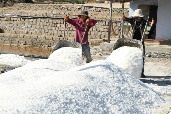 The salt industry has the lowest income today, the life of salt farmers still has many difficulties. Photo: Mai Phuong.