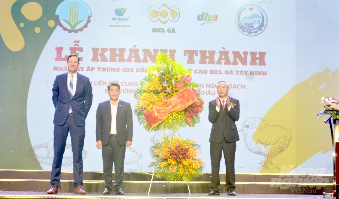 Mr. Phung Duc Tien, Deputy Minister of Agriculture and Rural Development congratulates on the opening of the factory. Photo: Tran Trung.