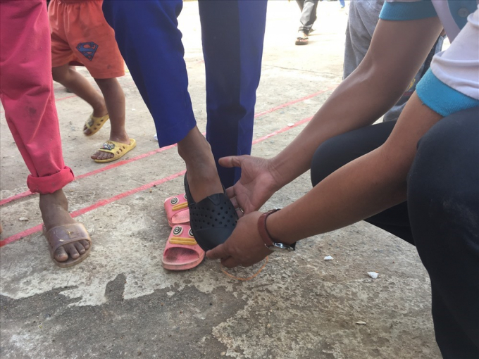 Giày do Cty TOMS tài trợ cho trẻ em Quảng Trị.