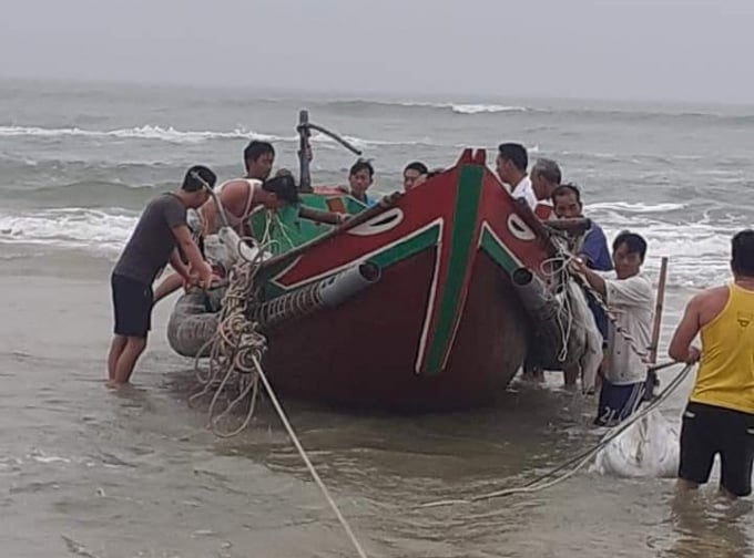Chiếc thuyền trôi dạt được người dân đưa vào bờ.