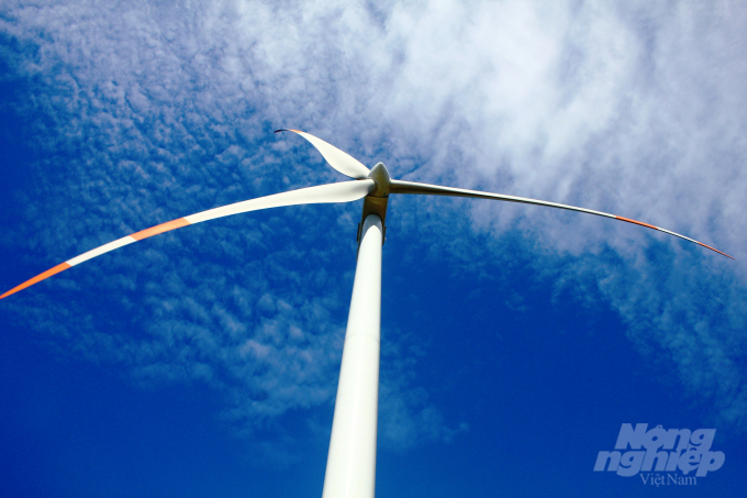 Những turbine gió này được nhập khẩu trực tiếp từ đất nước Hà Lan, nơi có công nghệ sản xuất turbine gió hiện đại thế giới. Mỗi trụ turbine gió có chiều cao 82m, đường kính lớn nhất 5m, nặng 200 tấn và làm bằng thép không gỉ. 
