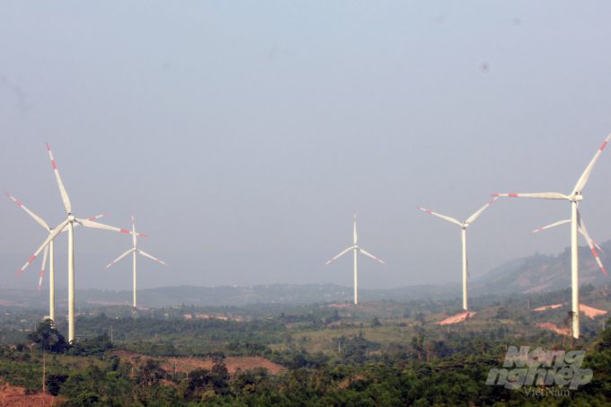 Nhà máy điện gió tại xã vùng cao Hướng Linh (huyện Hướng Hóa, tỉnh Quảng Trị) đang là địa điểm du lịch hút khá nhiều khách tham quan, khám phá. Khu vực này được xây dựng với mục đích khai thác nguồn năng lượng vô tận từ những cơn gió Lào thổi qua vùng đất này.
