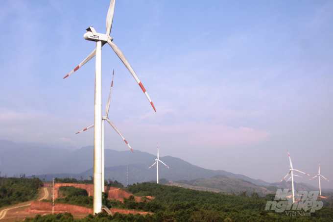 Trên địa bàn tỉnh Quảng Trị có hàng chục dự án điện gió đã và đang triển khai. Tuy nhiên, tính đến thời điểm này chỉ có 2 dự án điện gió ở xã vùng cao Hướng Linh đi vào hoạt động và hòa lưới điện quốc gia.